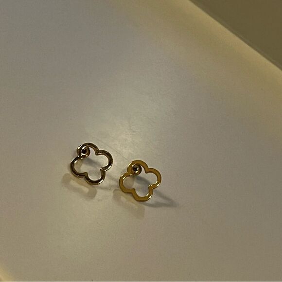 Flower Shaped Geometric Hollow Out Stud Earrings - Picture 9 of 13